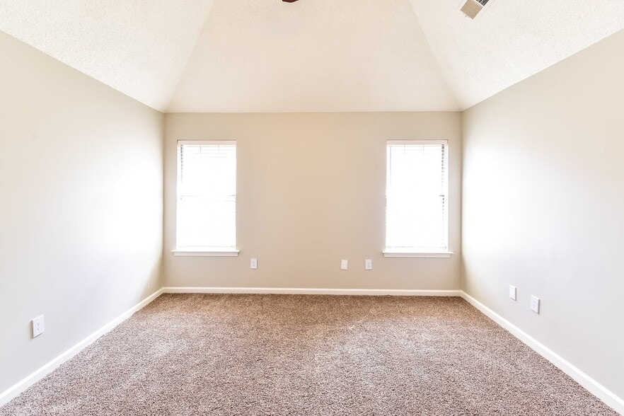 Building Photo - 1261 Thames Dr