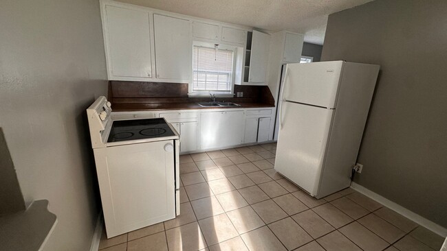 Building Photo - $995 - 3 bed 1 bath - Single Family Home