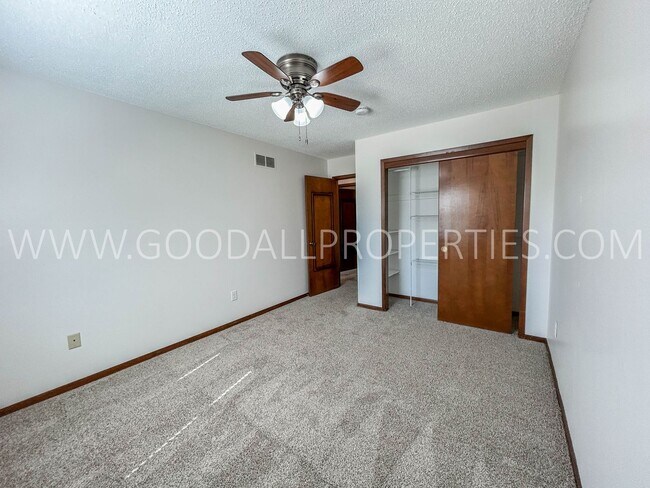 Building Photo - 3 Bedroom, 3 bath Home in West Des Moines!!