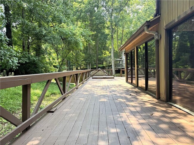 Building Photo - 1302 Colony Dr
