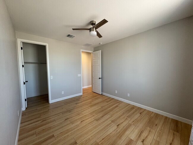 Building Photo - 1928 W Chisum Trl