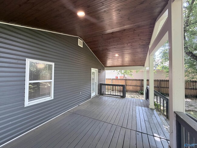 Building Photo - 1224 Halsey Ave NE