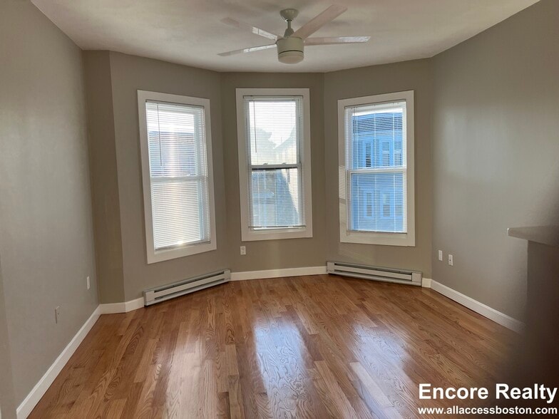 Building Photo - 1084 Dorchester Ave