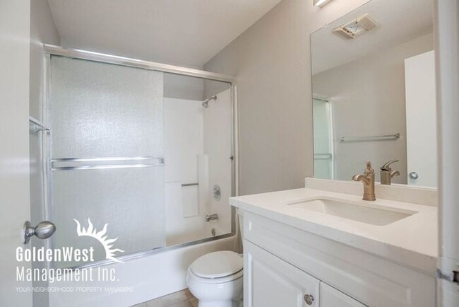 Building Photo - Charming 2Bdm 2Ba Condo in The Venetian Co...