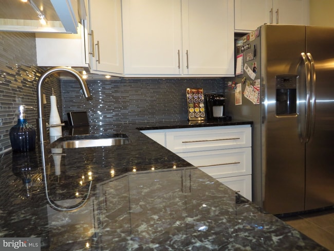 Building Photo - 208 Red Haven Dr