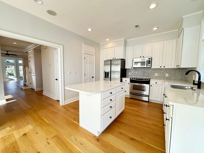 Building Photo - Available 2/1. GORGEOUS 3 BR/2.5 BA Home in Marais in Seaside Farms!