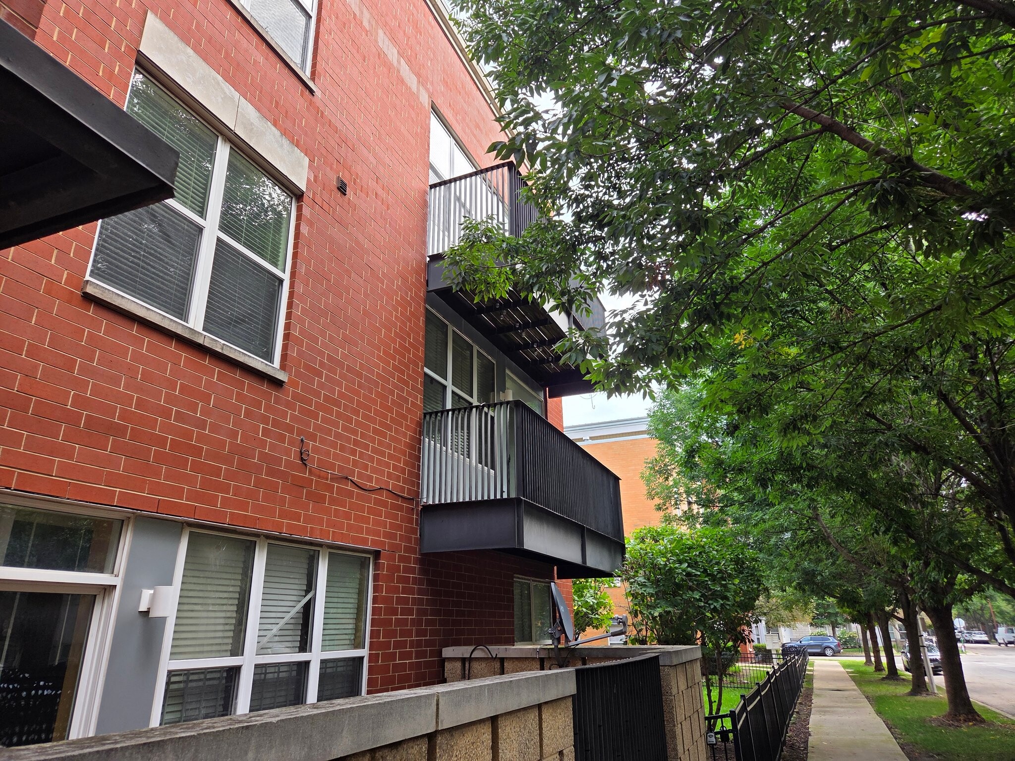 Building Photo - 2220 W Maypole Ave