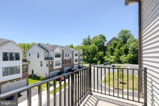 Building Photo - 200 Hickory Holw Ct