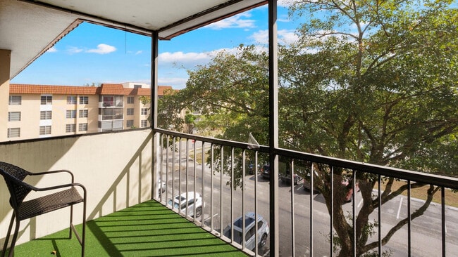 Building Photo - 4156 Inverrary Dr