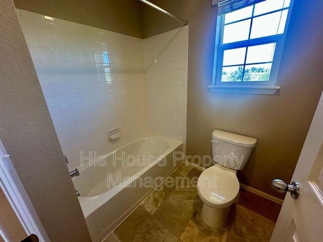 Building Photo - 2122 Longfin Ct