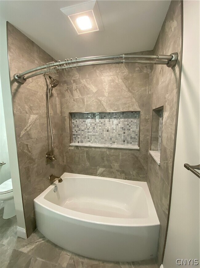 Building Photo - 447 Summerhaven Dr N