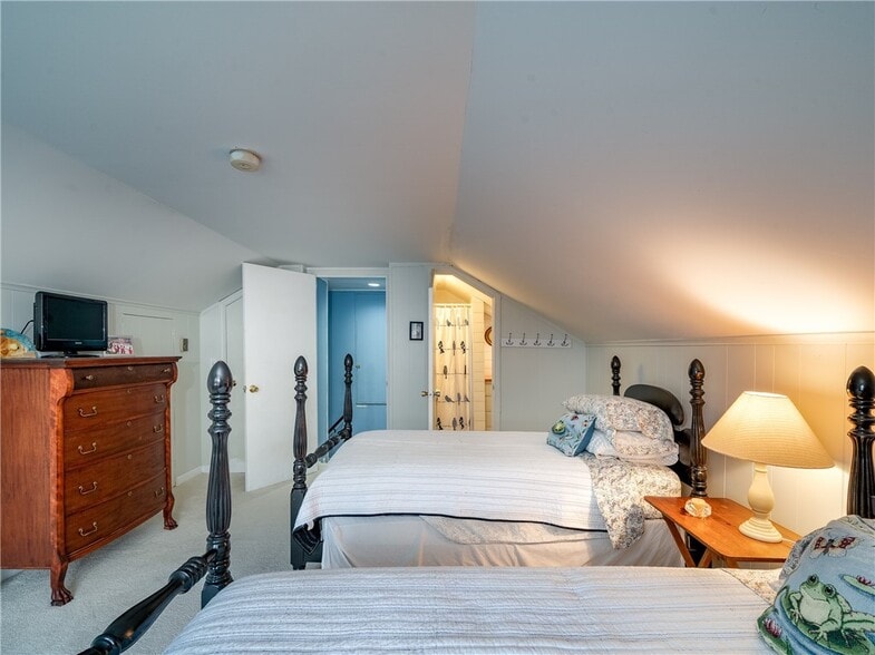 Guest room over garage with full bath (remodeled with bathtub since photos) - 164 S Main St