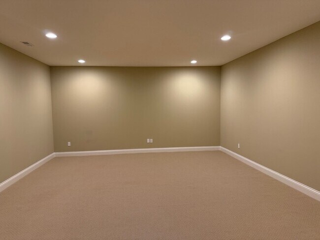 Building Photo - 36 Sag Harbor Ct