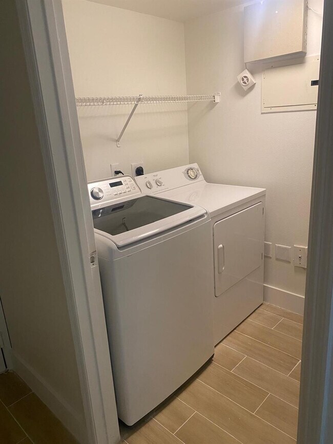 Building Photo - 2457 Centergate Dr