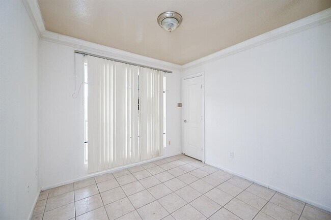 Building Photo - 3900 Woodchase Dr