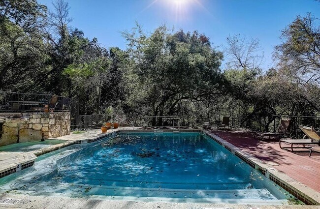 Building Photo - 4711 Spicewood Springs Rd