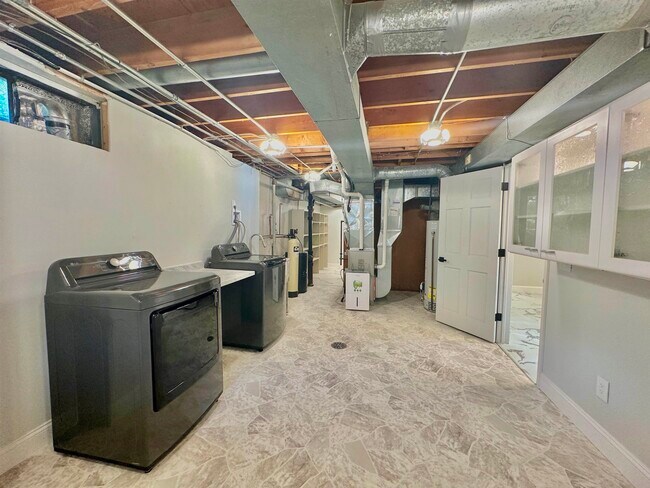 Building Photo - 21 N Kenosha Dr