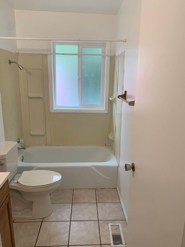 Building Photo - 651 Chester St