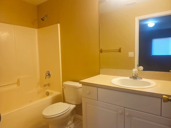 Building Photo - Nice 2 Bed plus a Den!, 2 Bath with a 1 Car Garage.