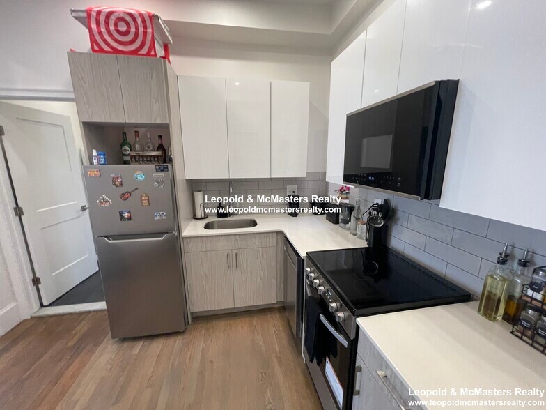 Building Photo - 107 Queensberry St