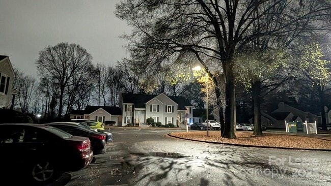 Building Photo - 1560 Hunt Club Ct