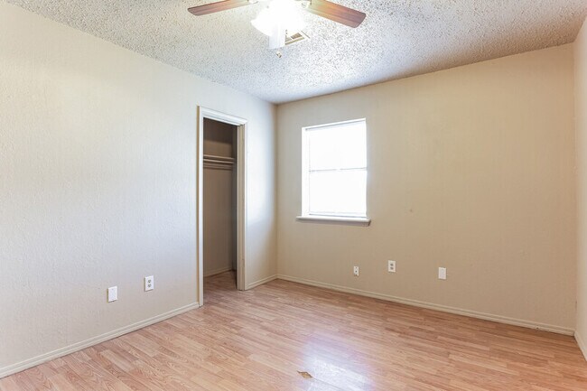 Building Photo - 404 E Texas Dr