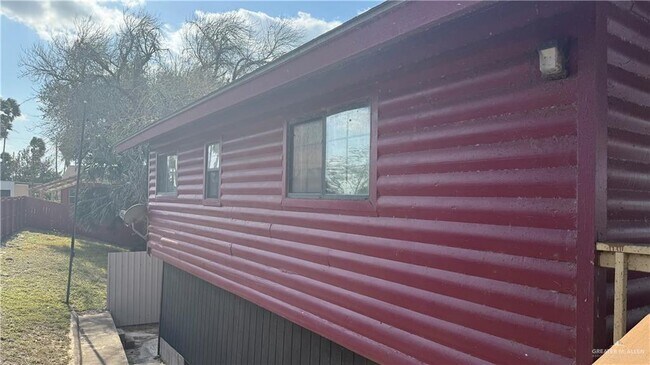 Building Photo - 8504 Lago Vista Dr