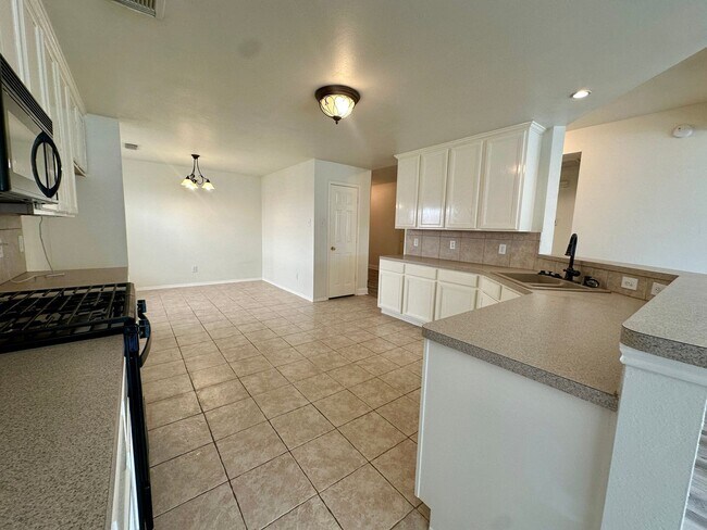 Building Photo - For Lease | 3 Bed, 2 Bath | 1,528 Sq Ft | ...