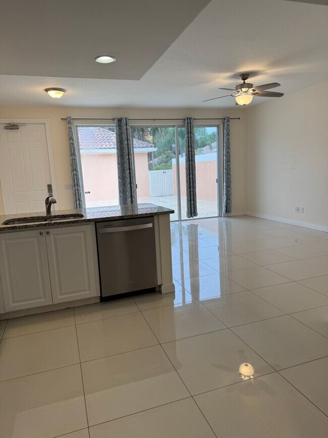 Building Photo - Lakeside Luxury Living in Island Walk – 3B...