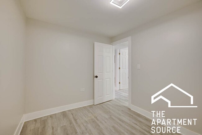 Building Photo - 2935 N Lawndale Ave
