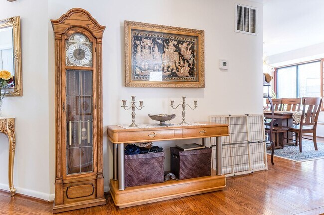 Building Photo - Stunning 4 Bedroom 3 and a Half Bath Bethe...