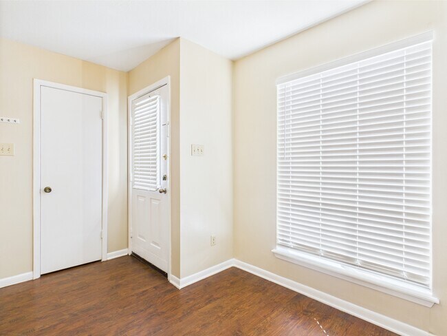 Building Photo - 704 San Pedro Dr