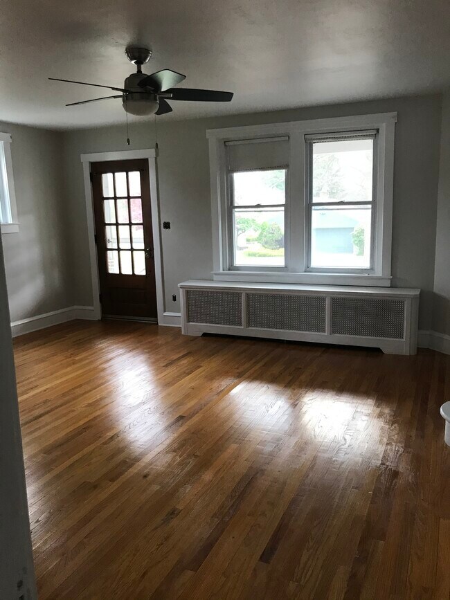 Living room - 203 N Reber St