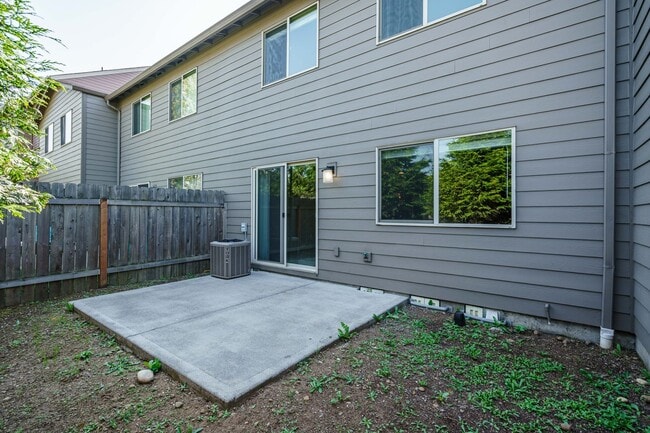 Building Photo - Easy I-205 Access - 3 Bedroom 2.5 Bath Townhouse