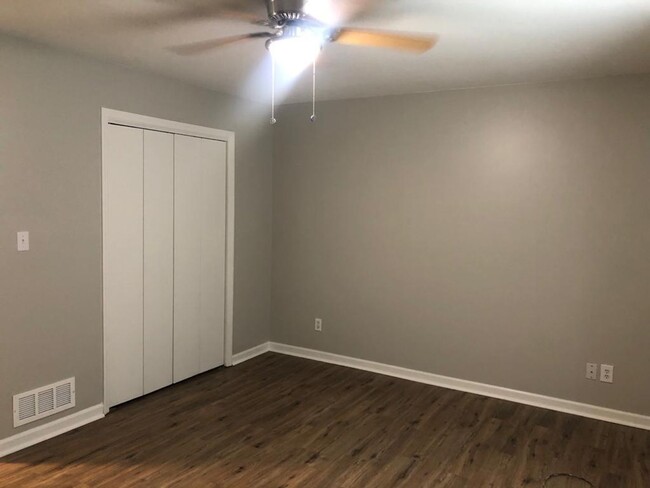 Building Photo - Great Oakwood location - 2 bedroom