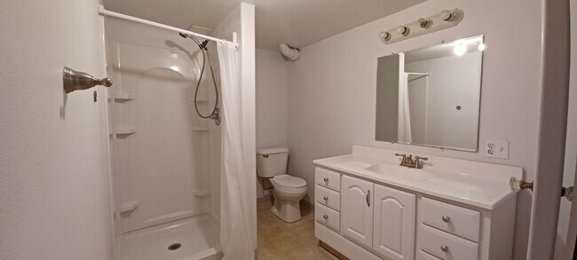 Building Photo - Spacious 4-Bedroom, 2-Bath Home Available ...