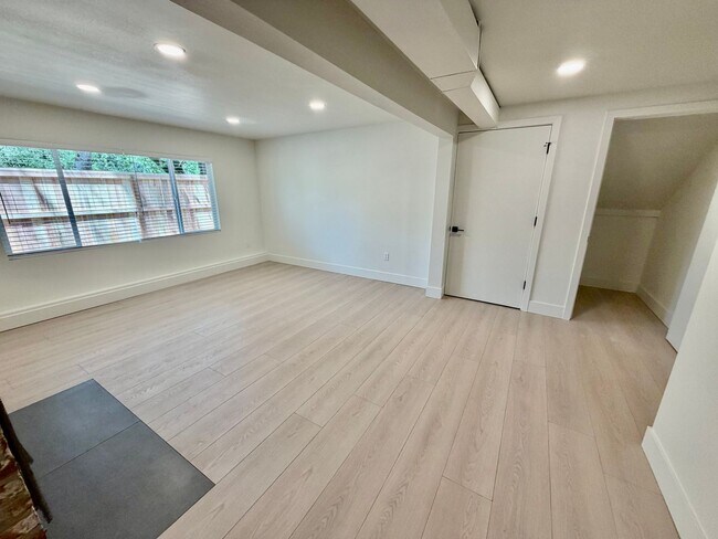 Building Photo - Freshly Remodeled 5bd/2.5bath Home w/ Daylight Basement in Heart of Multnomah Village