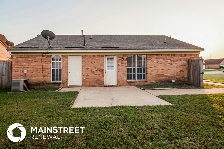 Building Photo - 10696 Pecan View Dr