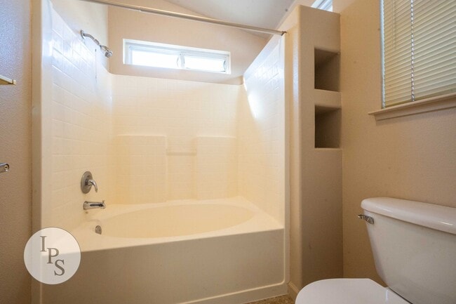 Building Photo - Kerman Westside Home, 3BR/2BA, Built 2004 - Lots of Amenities!