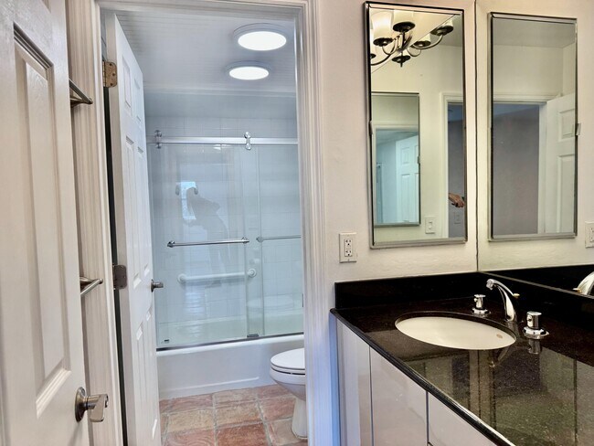 Building Photo - 1527 S Flagler Dr