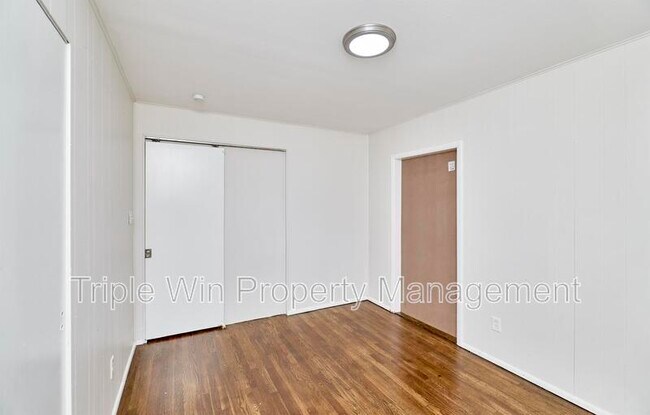 Building Photo - 803 Holiday Ave