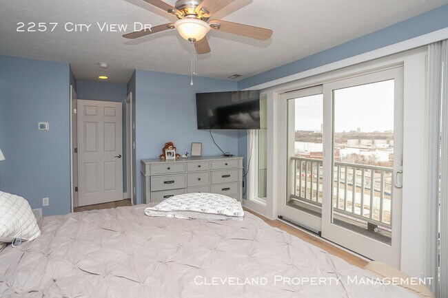 Building Photo - Stylish Tremont Townhome!