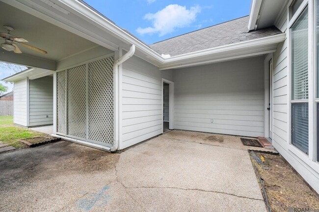 Building Photo - 10638 Hillmont Ave