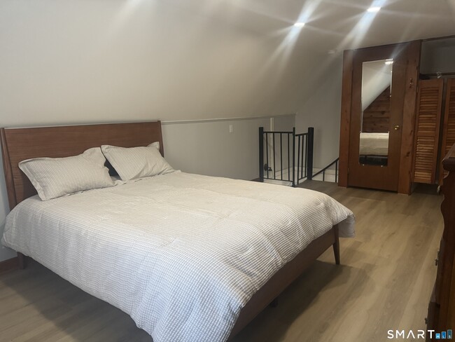 Building Photo - 352 Hotchkiss Rd