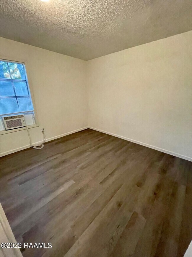 Building Photo - 391 W Railroad Ave