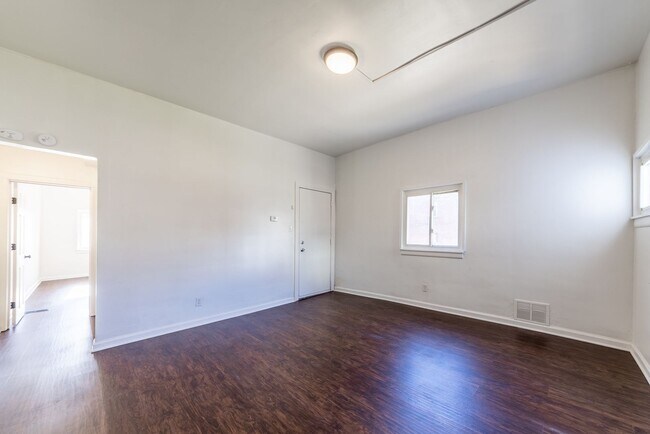 Building Photo - 615 E Warrington Ave