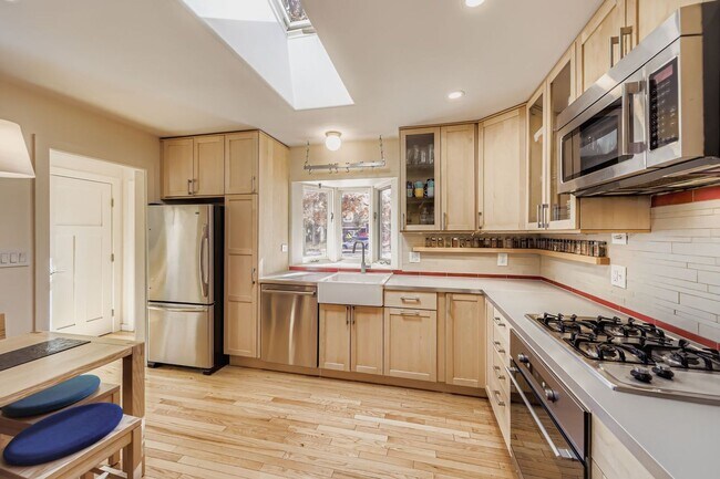 Building Photo - 2425 Dartmouth Ave