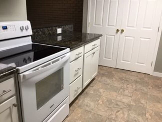 Building Photo - Cute and Upgraded Condo in Redmond!