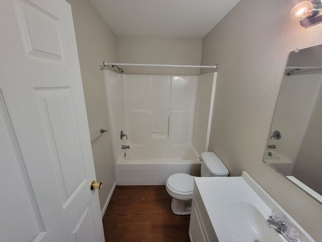 Building Photo - 3 Bedroom 2 Bath Ground Level Apartment