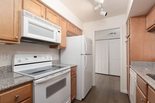 Building Photo - 1 bedroom unity in luxury guard gated community near the Strip